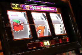 Tampilan permainan Live Casino dengan banyak sudut kamera dan interaksi dealer